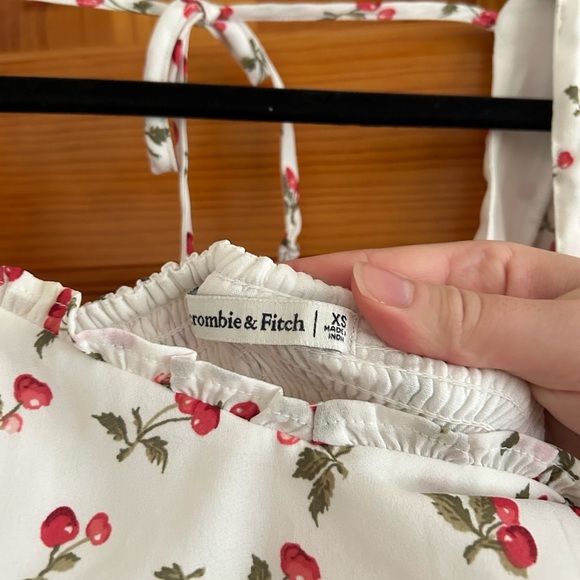 Abercrombie Puff Sleeve Cherry Floral Print Crop Top - Picture 4 of 5